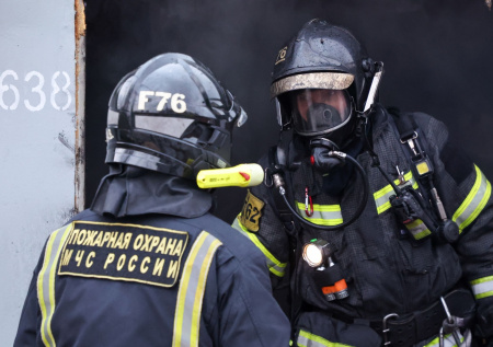 Спасатели эвакуировали людей из горящей многоэтажки в Москве