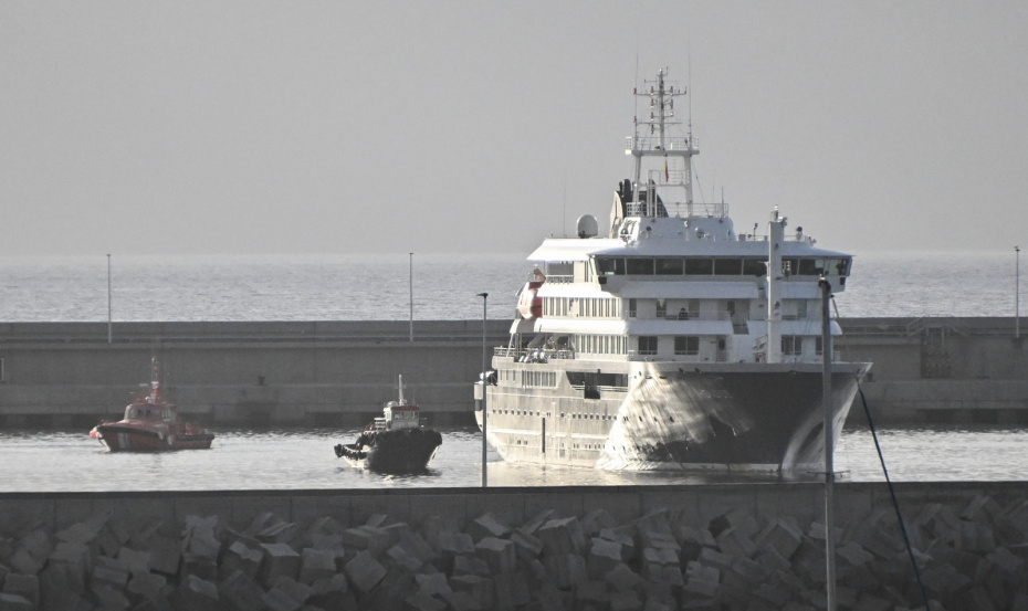 Круизный лайнер MV Hondius