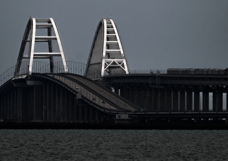 На Крымском мосту перекрыли движение автотранспорта