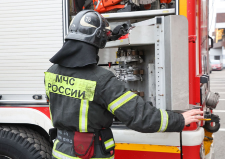 Склады и автозапчасти загорелись в Приморье