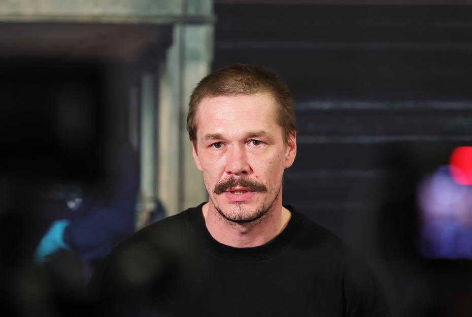 Актер Артем Быстров по окончании предпремьерного показа спектакля «Гамлет» в МХТ имени А. П. Чехова в Москве