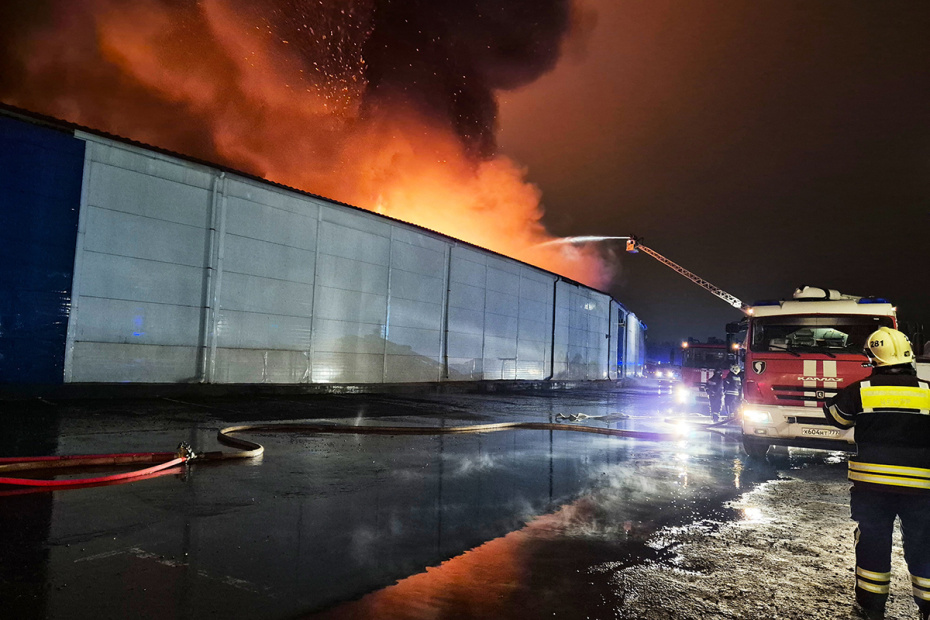 Тушение пожара в здании на Вернисажной улице в Москве