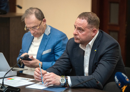 Ермака заподозрили в планах бежать с Украины