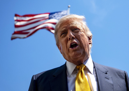 Трамп показал совместное фото с пришельцем