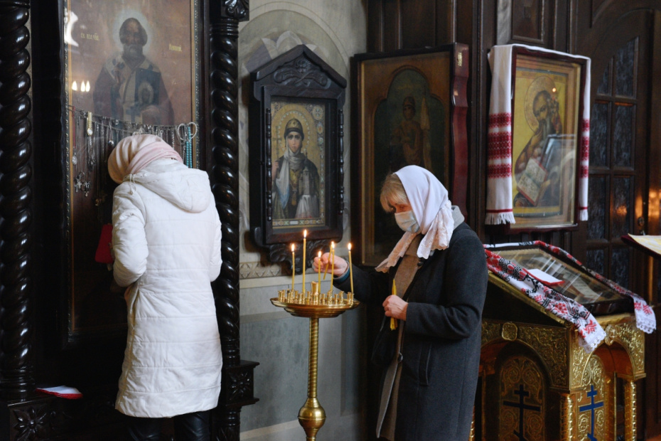 Верующие в церкви Феодосия Печерского в Киеве