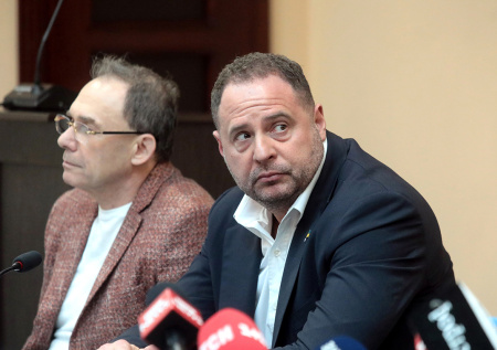 Арестованному Ермаку запретили общаться с гадалкой