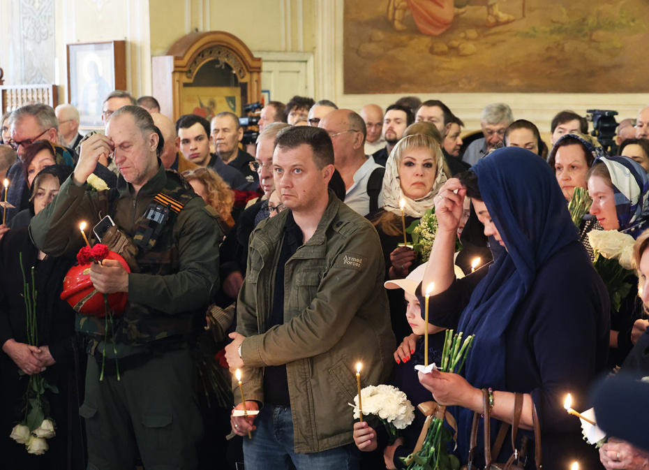 Церемония прощания с журналистом, ведущим программы «До и после полуночи» Владимиром Молчановым в Церкви Космы и Дамиана в Шубине в Москве