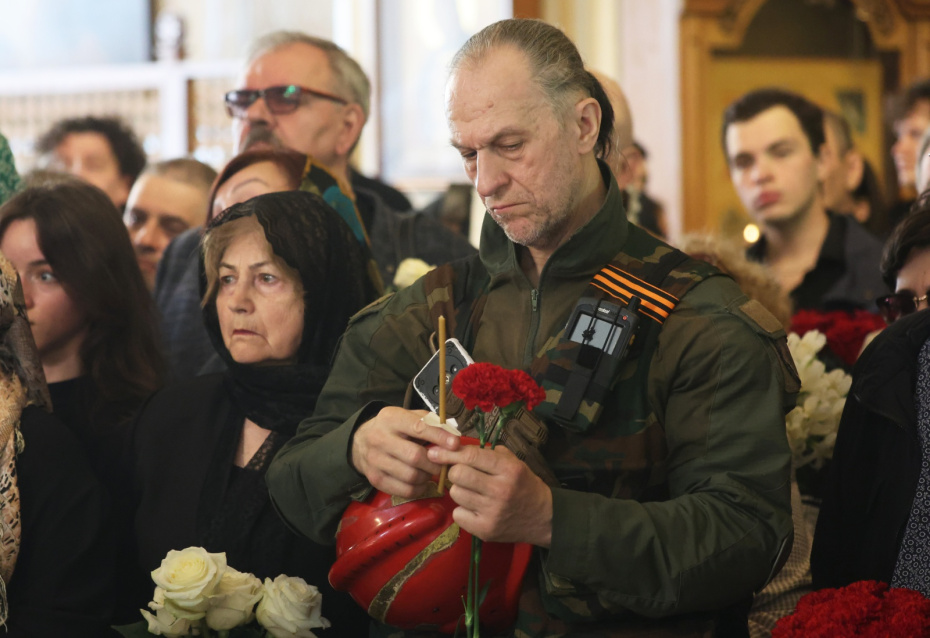 Вадим Михайлов на  церемонии прощания с журналистом, ведущим программы «До и после полуночи» Владимиром Молчановым в церкви Космы и Дамиана в Шубине в Москве.