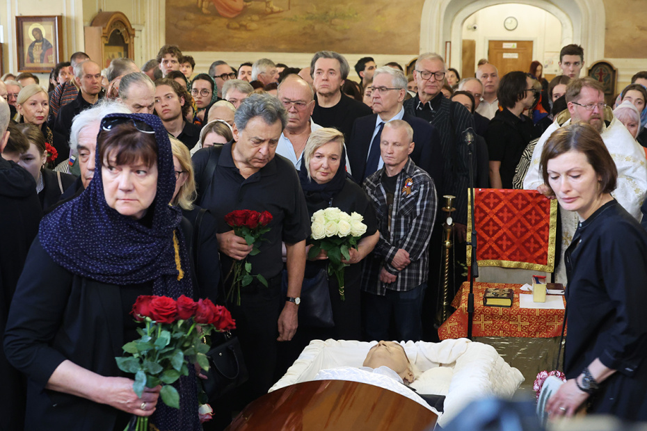 Церемония прощания с журналистом, ведущим программы «До и после полуночи» Владимиром Молчановым в Церкви Космы и Дамиана в Шубине в Москве