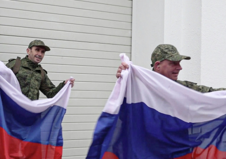 Самолет с вернувшимися из плена российскими военными прибыл в Подмосковье