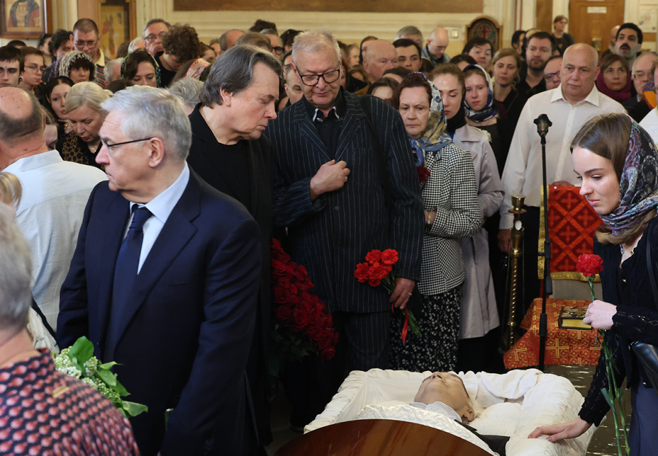 Церемония прощания с журналистом, ведущим программы «До и после полуночи» Владимиром Молчановым в Церкви Космы и Дамиана в Шубине в Москв