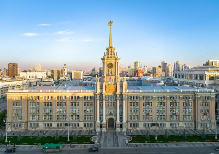 В российском городе рухнула часть фасада здания администрации