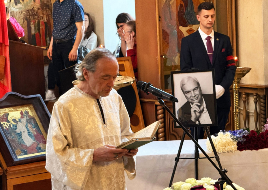 Церемония прощания с журналистом, ведущим программы «До и после полуночи» Владимиром Молчановым в церкви Космы и Дамиана в Шубине в Москве