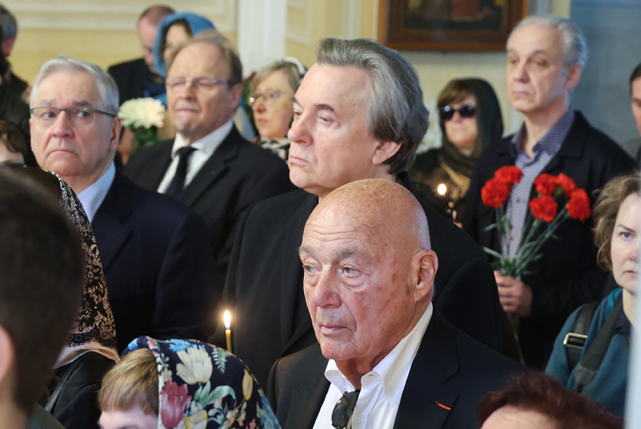 Олег Добродеев, Константин Эрнст, Владимир Познер (слева направо) на  церемонии прощании с журналистом, ведущим программы «До и после полуночи» Владимиром Молчановым в церкви Космы и Дамиана в Шубине в Москве