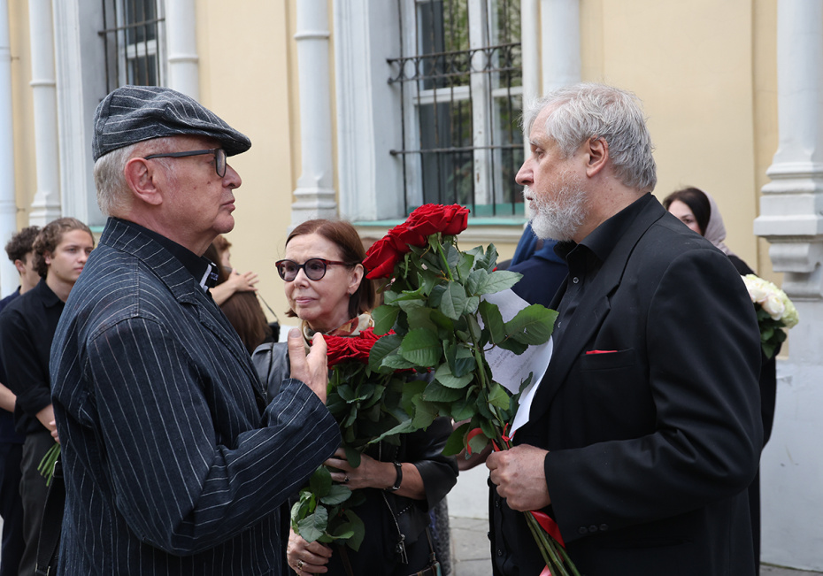 Андрей Давыдов, Евгения Симонова (слева направо) перед церемонией отпевания и прощания с Владимиром Молчановым
