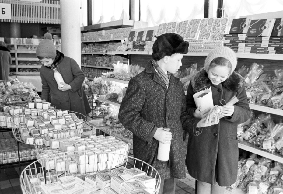 Пионеры-тимуровцы четвертого класса московской школы № 767 покупают продукты для инвалида Великой Отечественной войны, 1973 год
