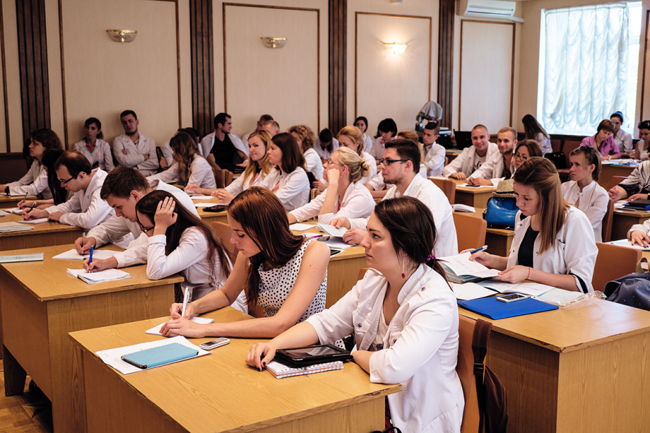 Студенты медицинского университета во время лекции