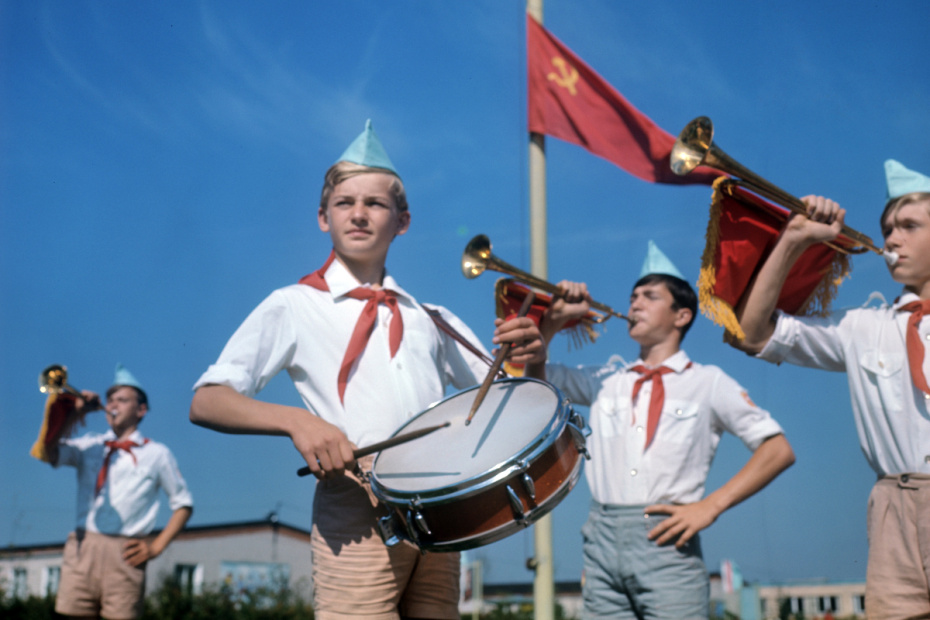 Сбор на утреннюю линейку в пионерском лагере «Юный космонавт», 1972 год
