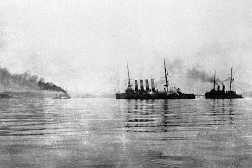 Крейсер «Варяг» и канонерская лодка «Кореец» возвращаются после боя, 1904 год
