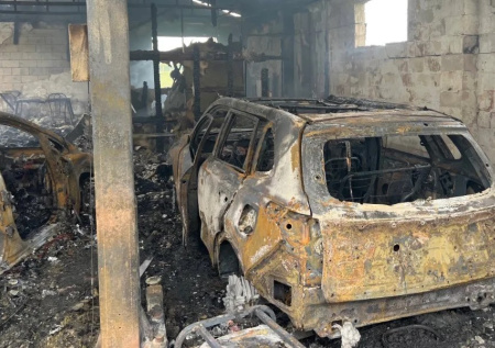 Полыхающие гараж и автомобили едва не унесли жизни четверых человек