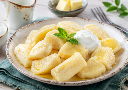 Соединяю творог, муку и яйцо — ленивые вареники со сливочным маслом: забытая классика, которую хочется готовить снова
