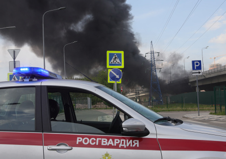 Мощный пожар на складе с краской в Москве: фото с места событий