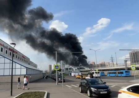 Площадь пожара на востоке Москвы увеличилась