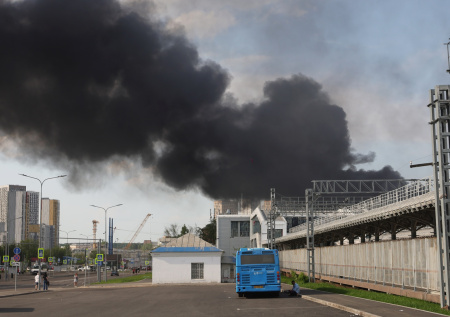 Площадь пожара на востоке Москвы увеличилась