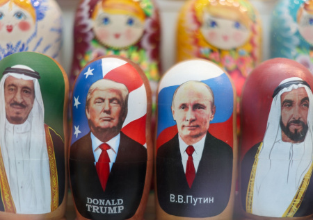 Китайцы массово скупают вещи с цитатами Путина