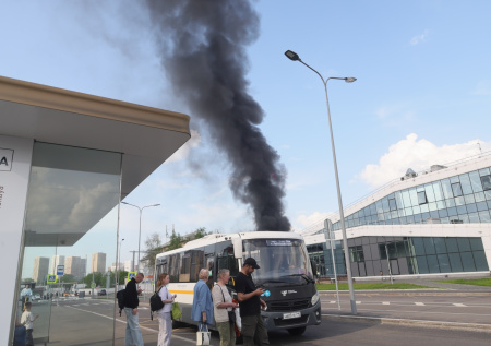 Дептранс изменил движение автотранспорта из-за сильного пожара в Москве