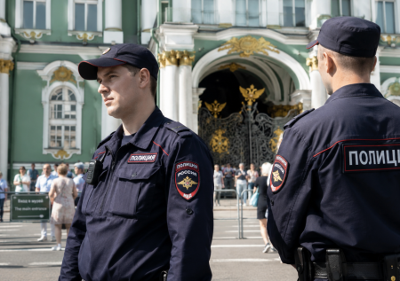 Бизнесмен с ножами захватил трон императора в Эрмитаже: что там произошло