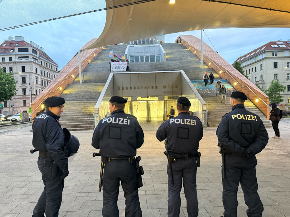 Демонстранты протестуют против участия Израиля в Евровидении