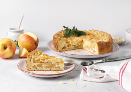Шарлотка с яблоками в духовке: 3 беспроигрышных варианта