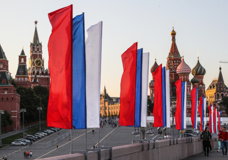 Россиянам напомнили о коротком рабочем дне в июне