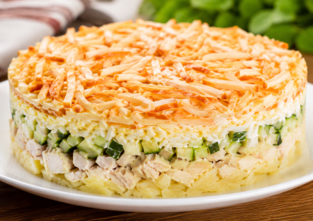 Салат «Курочка под копченой шубкой» подойдет и на праздник, и на вкусный ужин. Простые ингредиенты и изюминка сыра