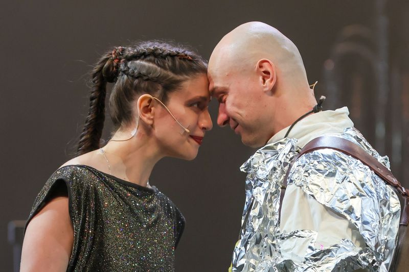 Актриса Аня Чиповская (Гертруда) и актер Юра Борисов (Гамлет) в сцене из спектакля «Гамлет», поставленной режиссером Андреем Гончаровым по одноименной пьесе Уильяма Шекспира, в МХТ имени Чехова