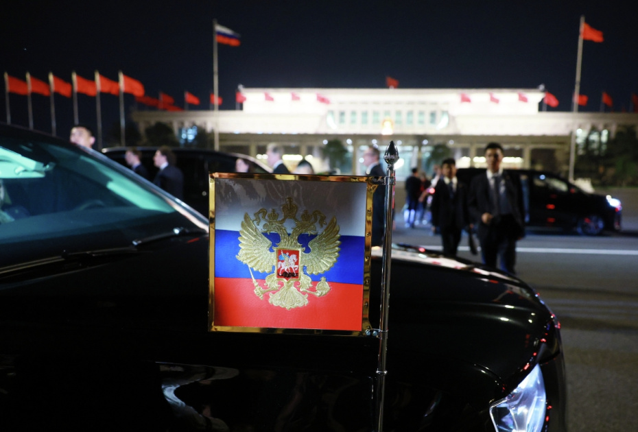 Автомобиль «Аурус» кортежа президента РФ Владимира Путина в аэропорту Пекина. Владимир Путин прибыл в Китай с официальным визитом 19 мая 2026 года