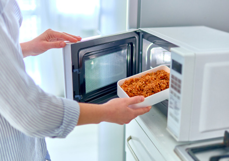 Технолог назвала продукты, которые опасно брать на работу в жаркую погоду