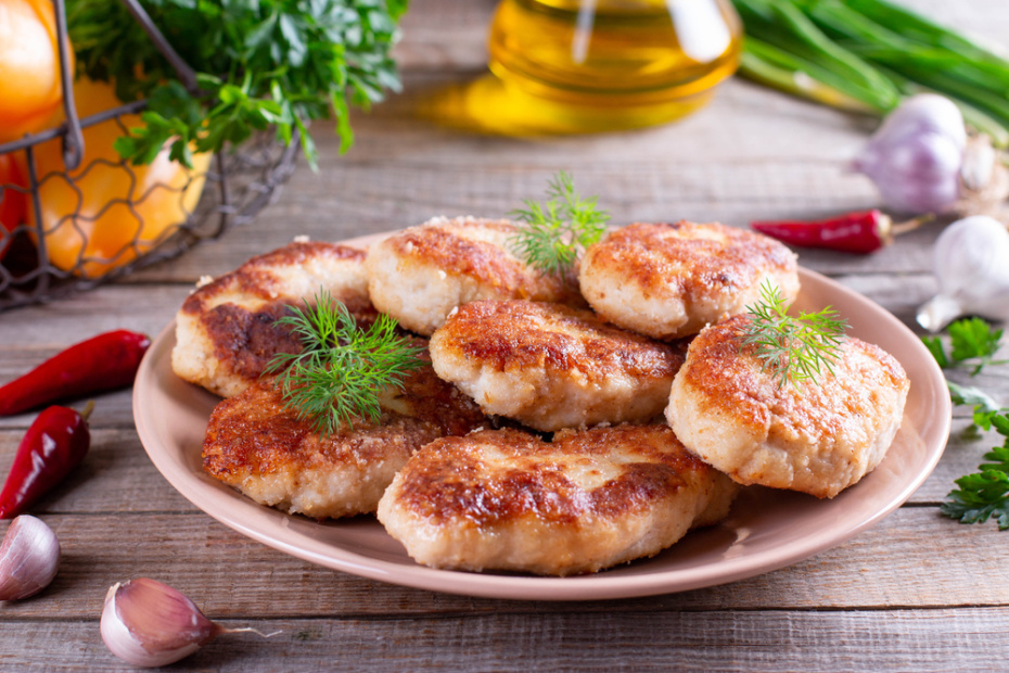 Рыбные котлеты на сковороде с сыром и укропом