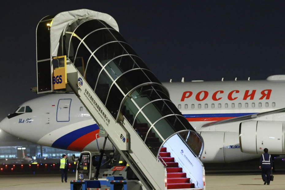 Самолет президента РФ Владимира Путина садится в аэропорту Пекина, 19 мая 2026 года