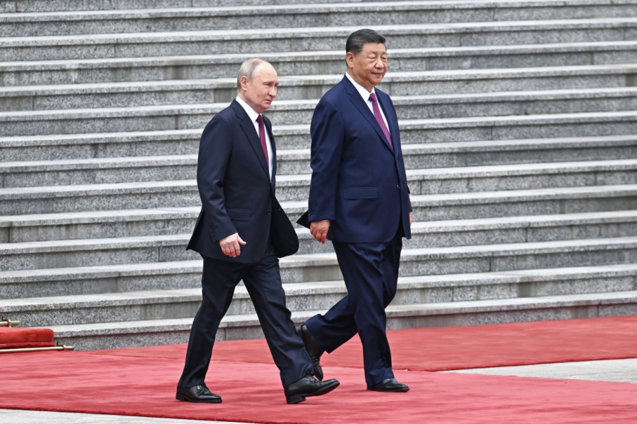 Президент РФ Владимир Путин и председатель КНР Си Цзиньпин во время встречи в Пекине