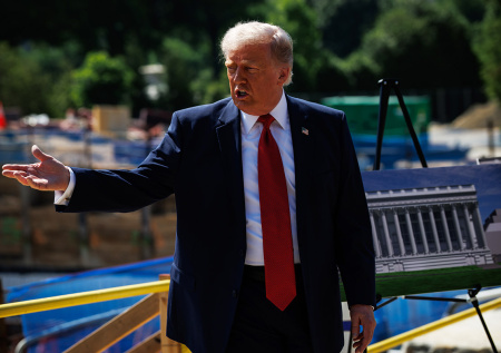 Трамп выступил за пуленепробиваемым стеклом в военной академии