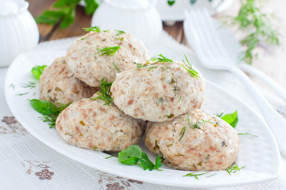 Куриные котлеты с цукини и зеленью, приготовленные на пару