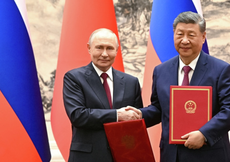 Появились кадры с подписания Путиным и Си Цзиньпином совместных документов