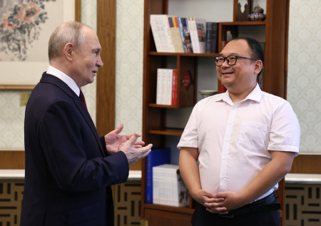 Не видевший Путина 25 лет китаец преподнес ему редкий подарок