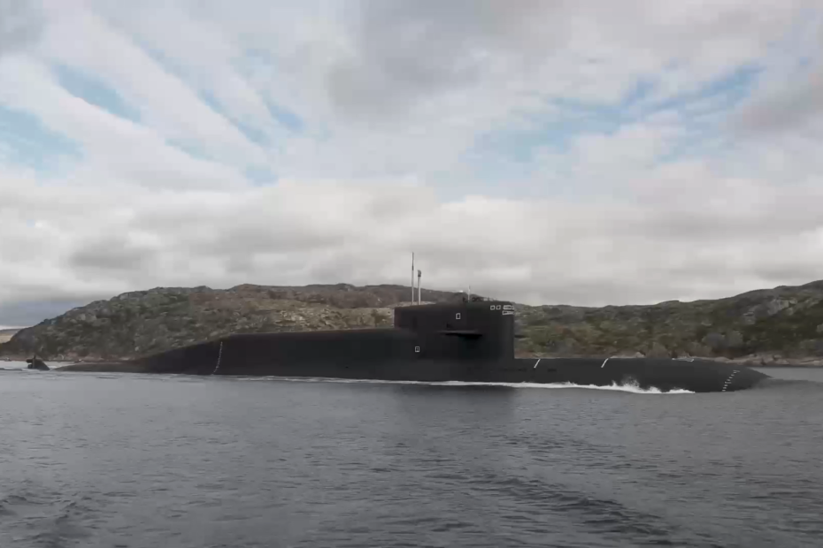 Атомная подводная лодка в районе морского полигона во время учений ВС РФ по подготовке и применению ядерных сил