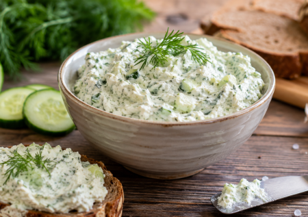 На хлеб, в лаваш и просто так: намазка для похудения — вкусная и простая, нужен творог и огурцы