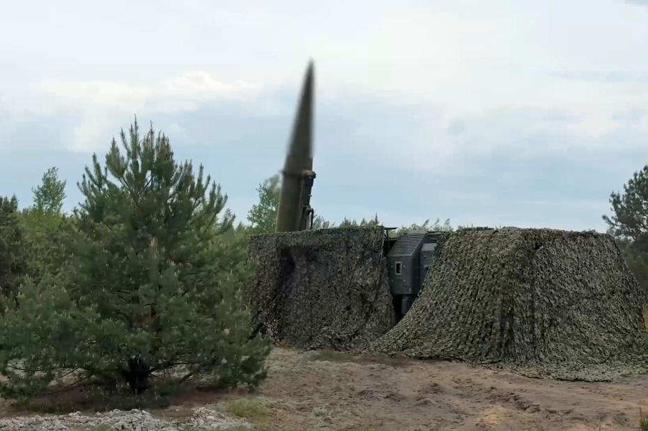 Оперативно-тактический ракетный комплекс «Искандер» во время учений ВС РФ по подготовке и применению ядерных сил
