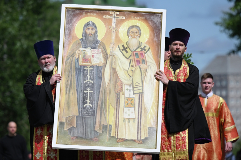 Участники крестного хода в честь Дня славянской письменности и культуры