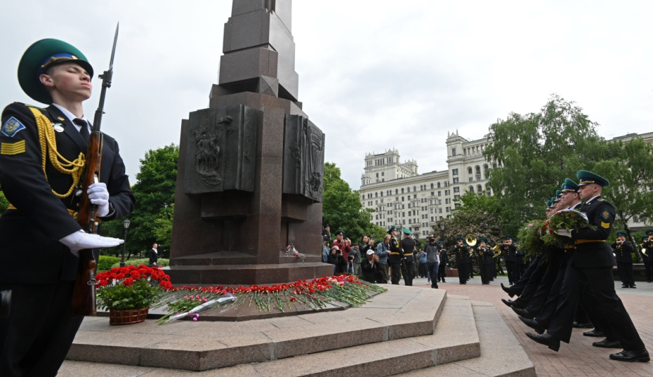 Церемония возложения цветов к памятнику «Пограничникам Отечества» в Устьинском сквере в Москве в День пограничных войск
